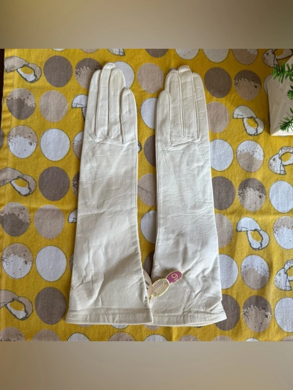 Vintage NWT Grandoe silk lined Leathers cream gloves size 6